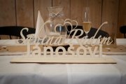 Dřevěný svatební nápis - jména srdce